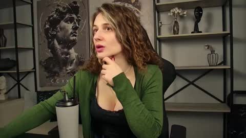 Snapshot of oliviamcclean chatting on 01-18-26, 06:23 Liv online show from 01-18-26, 06:23