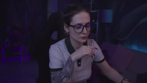 Snapshot of oliviamcclean chatting on 02-03-26, 02:21 Liv online show from 02-03-26, 02:21