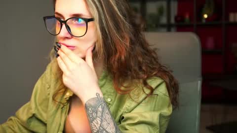 Snapshot of oliviamcclean chatting on 02-08-26, 02:15 Liv online show from 02-08-26, 02:15