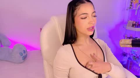 Olivia Mcneill  online show from 10-17-25, 01:25