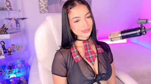 Olivia Mcneill  online show from 12-05-25, 12:03