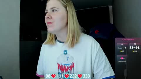 Snapshot of oliviamunk chatting on 05-13-26, 05:38 . online show from 05-13-26, 05:38