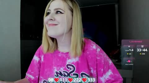 Snapshot of oliviamunk chatting on 05-15-26, 06:31 . online show from 05-15-26, 06:31