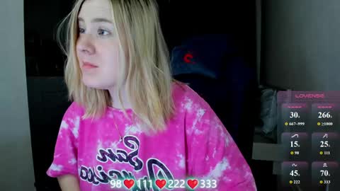 Snapshot of oliviamunk chatting on 05-16-26, 04:09 . online show from 05-16-26, 04:09