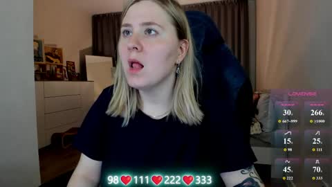 Snapshot of oliviamunk chatting on 05-24-26, 05:01 . online show from 05-24-26, 05:01