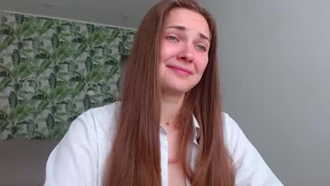 Snapshot of oliviashiny chatting on 10-15-25, 05:18 Olivia online show from 10-15-25, 05:18