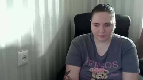 Snapshot of olyaandnetty chatting on 10-27-25, 07:23 OlyaAndNetty online show from 10-27-25, 07:23