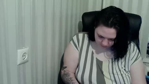 Snapshot of olyaandnetty chatting on 11-04-25, 07:18 OlyaAndNetty online show from 11-04-25, 07:18