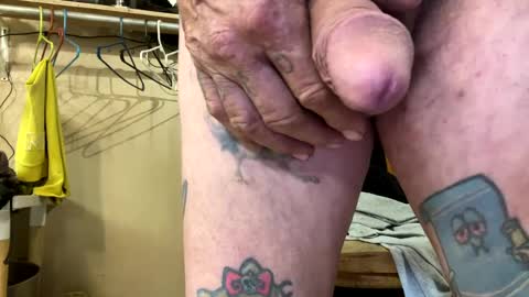 Snapshot of onesmallweenie chatting on 02-21-25, 03:56 onesmallweenie online show from 02-21-25, 03:56