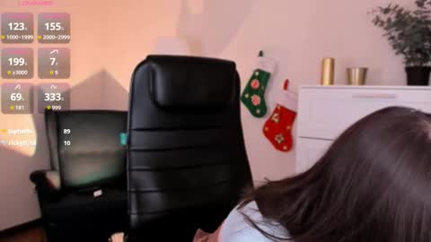 Snapshot of ooops_boobs chatting on 01-11-26, 02:44 Chloe follow me online show from 01-11-26, 02:44