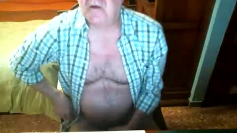 Snapshot of oscarw chatting on 12-13-24, 05:21 Oscar online show from 12-13-24, 05:21