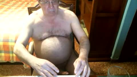 Snapshot of oscarw chatting on 04-22-26, 04:08 Oscar online show from 04-22-26, 04:08