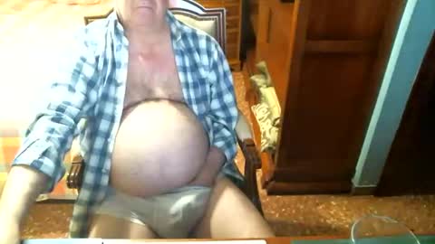 Snapshot of oscarw chatting on 04-26-26, 04:37 Oscar online show from 04-26-26, 04:37