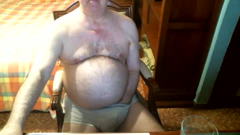 Snapshot of oscarw chatting on 05-03-26, 03:29 Oscar online show from 05-03-26, 03:29