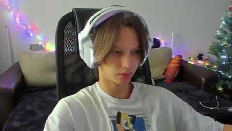 Snapshot of ostin_meoww chatting on 12-02-25, 08:30 Ostin online show from 12-02-25, 08:30