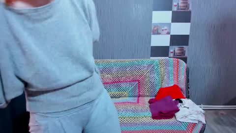 Snapshot of pa1e_pr1ncess chatting on 11-29-25, 08:17 Ella online show from 11-29-25, 08:17