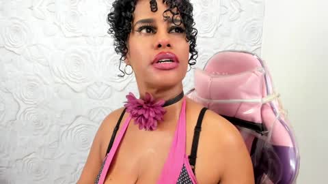 Snapshot of pamela_guzmaan_ chatting on 01-14-25, 08:15 PAMELA online show from 01-14-25, 08:15