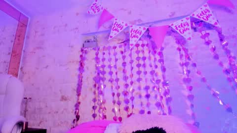 Snapshot of pamela_west chatting on 02-11-26, 02:00 Pamela West online show from 02-11-26, 02:00