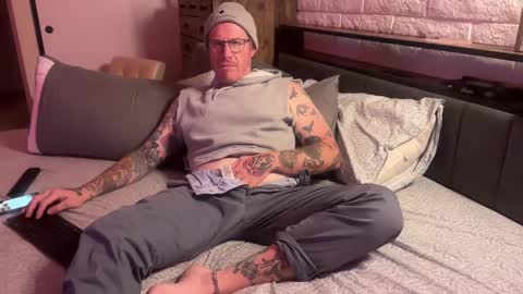 Snapshot of pantone032c chatting on 09-10-25, 12:05 Red online show from 09-10-25, 12:05