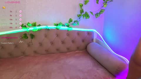 Snapshot of paradisepleasure_ chatting on 02-21-25, 05:02 Allie  Alex Thumbs up if you like us online show from 02-21-25, 05:02