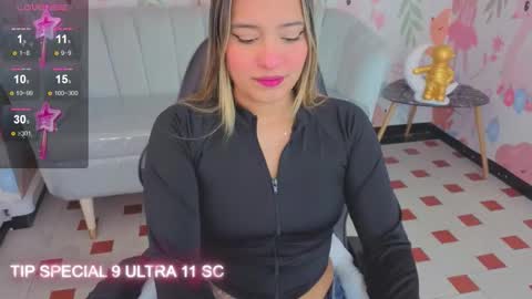 Snapshot of paris09_v chatting on 02-11-26, 03:33 PARIS online show from 02-11-26, 03:33