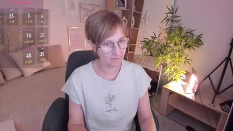 Snapshot of paris_cherry chatting on 01-17-26, 12:32 Paris online show from 01-17-26, 12:32