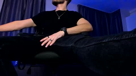 Paris online show from 10-28-25, 08:33