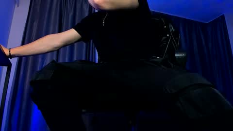 Paris online show from 11-25-25, 06:19