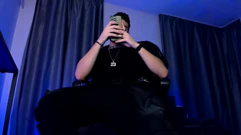 Paris online show from 12-17-25, 08:15