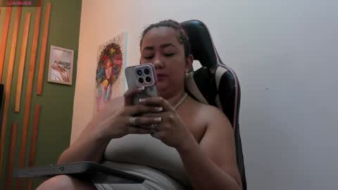 Snapshot of paulinna_curvy chatting on 04-11-26, 05:17 paulinna_curvy online show from 04-11-26, 05:17