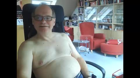 Snapshot of pavlovsdog2006 chatting on 03-17-26, 08:17 Pavlov aka Peter online show from 03-17-26, 08:17