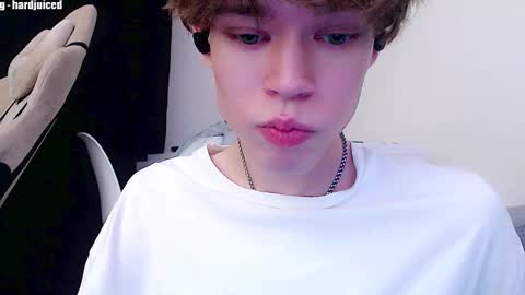 Snapshot of pawclaw chatting on 12-01-25, 04:06 pawclaw online show from 12-01-25, 04:06