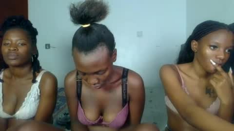 Snapshot of peach_ebonny chatting on 06-25-26, 06:45 peach_ebonny online show from 06-25-26, 06:45