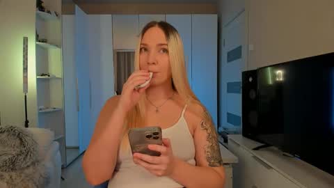 Snapshot of peachju1cy chatting on 12-12-24, 07:52 peachju1cy online show from 12-12-24, 07:52