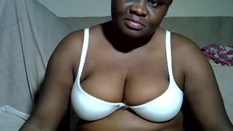 Snapshot of pearl_33 chatting on 10-16-25, 10:44 Keci online show from 10-16-25, 10:44