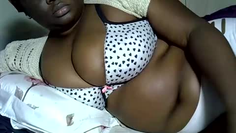 Snapshot of pearl_33 chatting on 11-19-25, 01:22 Keci online show from 11-19-25, 01:22