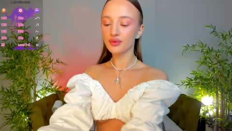 Snapshot of pearl_bloom chatting on 06-04-26, 01:00 Sex Leah online show from 06-04-26, 01:00