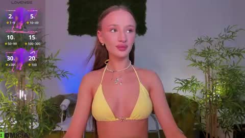 Snapshot of pearl_bloom chatting on 06-26-26, 01:10 Sex Leah online show from 06-26-26, 01:10
