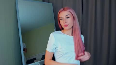 Snapshot of pearlenehidaka chatting on 12-05-25, 06:22 Emma online show from 12-05-25, 06:22