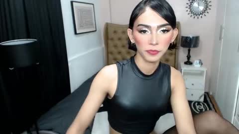 Snapshot of pearlmoore chatting on 02-11-25, 12:48 Pearl online show from 02-11-25, 12:48