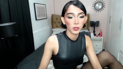 Snapshot of pearlmoore chatting on 02-12-25, 08:27 Pearl online show from 02-12-25, 08:27