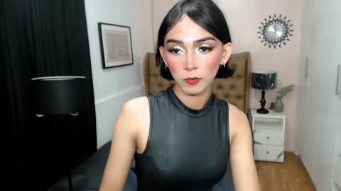 Snapshot of pearlmoore chatting on 03-08-25, 05:33 Pearl online show from 03-08-25, 05:33