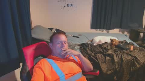 Snapshot of pecker40 chatting on 10-12-25, 01:26 pecker40 online show from 10-12-25, 01:26