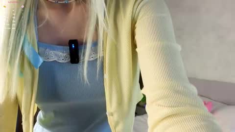 Snapshot of peek_in_my_window chatting on 09-13-25, 02:11 tony online show from 09-13-25, 02:11