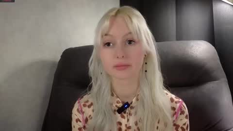 Snapshot of peek_in_my_window chatting on 09-30-25, 04:28 tony online show from 09-30-25, 04:28