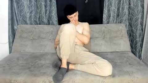 Snapshot of pelusos_mens chatting on 11-24-25, 07:24 CAIN-19 ALLEN-18 RONALD-18 AUSTIN-18 MOD DANTE online show from 11-24-25, 07:24