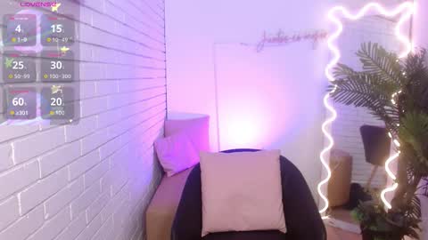 Snapshot of penelope_tay chatting on 10-25-25, 04:35 penelope online show from 10-25-25, 04:35