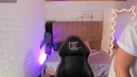 Snapshot of penelope_tay chatting on 11-09-25, 03:05 penelope online show from 11-09-25, 03:05