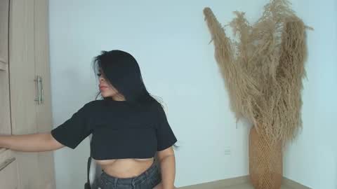 Snapshot of perla_milf4u chatting on 09-13-25, 07:46 PERLA online show from 09-13-25, 07:46