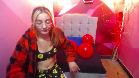 PERLA RED online show from 02-19-25, 03:27